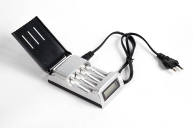 pil şarj edici AA siyah kablo bağlı izole beyaz arkaplan.