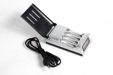 Şarj aleti ve kablo beyaz arkaplanda izole edildi