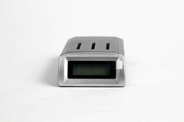 Şarj aleti beyaz arkaplanda izole edilmiş..