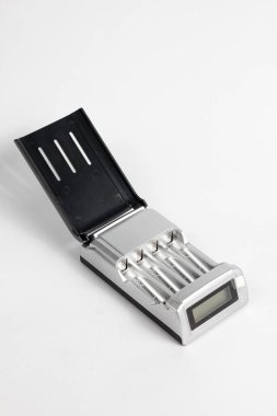 Şarj aleti beyaz arkaplanda izole edilmiş..