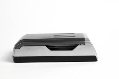 Şarj aleti beyaz arkaplanda izole edilmiş..