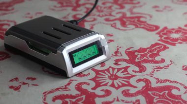 Batarya göstergesi tam görünene kadar pili yavaşça şarj etme işlemi