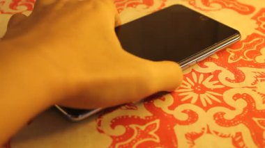 Akıllı telefon pil yüzdesini kontrol eden adam% 87 gösterge gösteriyor. 
