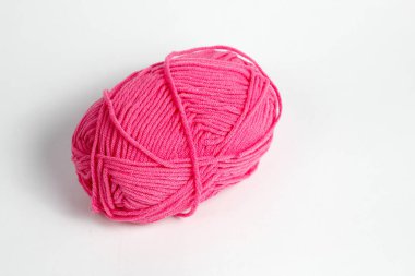 Beyaz arkaplanda izole edilmiş pembe yün ipliği
