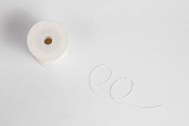 Dikiş ve zanaat için uygun beyaz naylon ip, beyaz arka planda izole