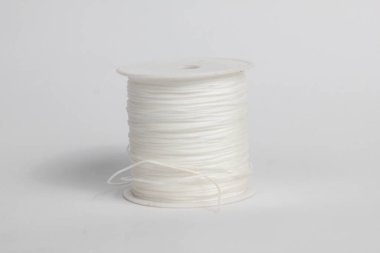 Dikiş ve zanaat için uygun beyaz naylon ip, beyaz arka planda izole