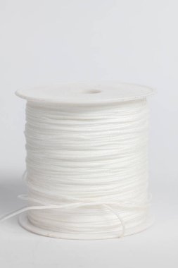 Dikiş ve zanaat için uygun beyaz naylon ip, beyaz arka planda izole