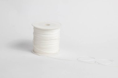 Dikiş ve zanaat için uygun beyaz naylon ip, beyaz arka planda izole