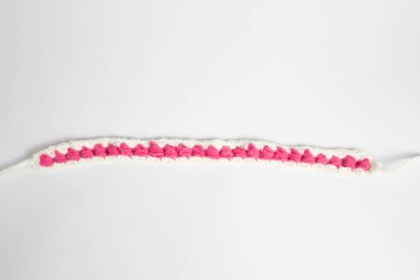 beyaz arkaplanda izole edilmiş yün ipliğinden yapılmış saç bandı