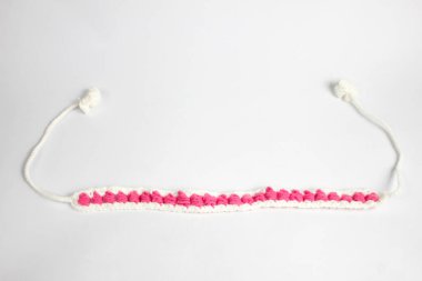 beyaz arkaplanda izole edilmiş yün ipliğinden yapılmış saç bandı