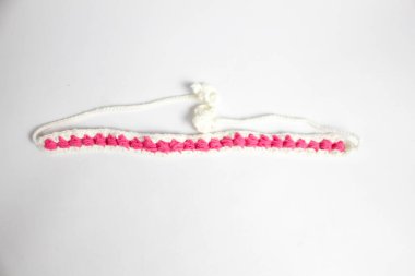 beyaz arkaplanda izole edilmiş yün ipliğinden yapılmış saç bandı