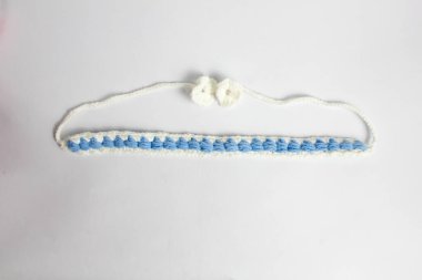 beyaz arkaplanda izole edilmiş yün ipliğinden yapılmış saç bandı