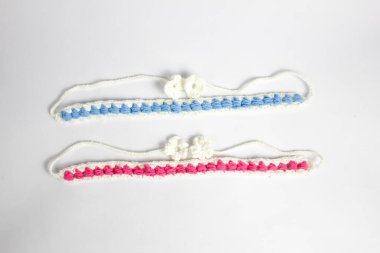 beyaz arkaplanda izole edilmiş yün ipliğinden yapılmış saç bandı