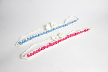 beyaz arkaplanda izole edilmiş yün ipliğinden yapılmış saç bandı