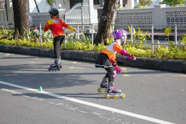 Endonezya, Solo - 1 Haziran 2025: kızlar sokakta tam teçhizatla paten çalışması yapıyorlar