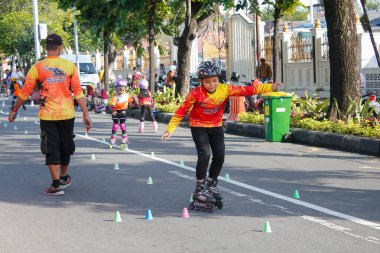 Endonezya, Solo - 1 Haziran 2025: kızlar sokakta tam teçhizatla paten çalışması yapıyorlar