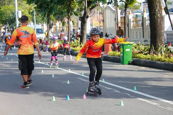 Endonezya, Solo - 1 Haziran 2025: kızlar sokakta tam teçhizatla paten çalışması yapıyorlar