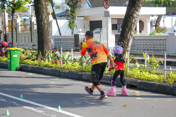 Endonezya, Solo - 1 Haziran 2025: Paten antrenmanı sırasında paten koçu öğrencisini cesaretlendiriyor ve onu koruyor