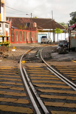 Endonezya, Solo - 1 Haziran 2025: Purwosari, Solo şehrinde bulunan eğri demiryolu geçidi