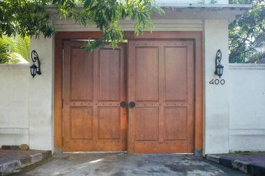 Büyük ahşap kapı. Tik ağacından yapılmış sıkıca kapatılmış.