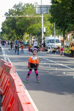 Endonezya, Solo - 1 Haziran 2025: kızlar sokakta tam teçhizatla paten çalışması yapıyorlar