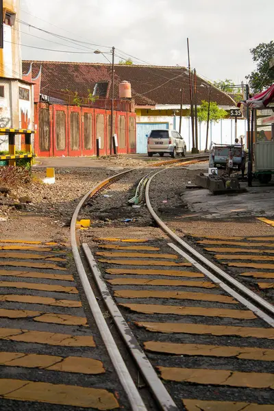 Endonezya, Solo - 1 Haziran 2025: Purwosari, Solo şehrinde bulunan eğri demiryolu geçidi