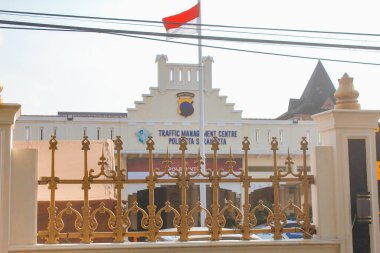 Endonezya, Solo - 1 Haziran 2025: Solo şehrinde demir çitlerle çevrili Surakarta polis binası