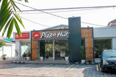 Endonezya, Solo - 1 Haziran 2025: Amerika 'dan Pizza Hut restoranı Solo şehrinde çeşitli lezzetli pizzalar satıyor.