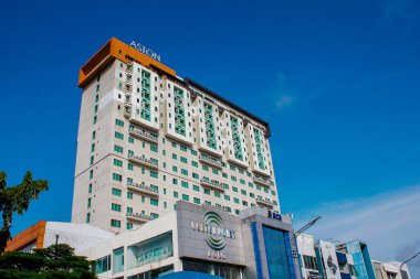 Endonezya, Solo - 1 Haziran 2025: muhteşem mavi gökyüzü manzaralı muhteşem Aston oteli, Purwosari, Solo şehrinde güzel bir virüsle yaşamak için uygun bir yer.