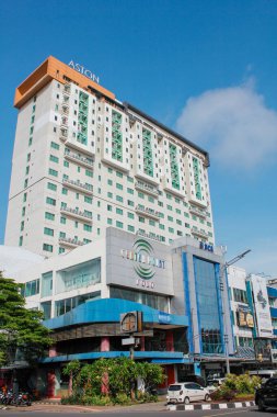 Endonezya, Solo - 1 Haziran 2025: muhteşem mavi gökyüzü manzaralı muhteşem Aston oteli, Purwosari, Solo şehrinde güzel bir virüsle yaşamak için uygun bir yer.