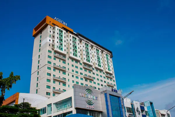 Endonezya, Solo - 1 Haziran 2025: muhteşem mavi gökyüzü manzaralı muhteşem Aston oteli, Purwosari, Solo şehrinde güzel bir virüsle yaşamak için uygun bir yer.