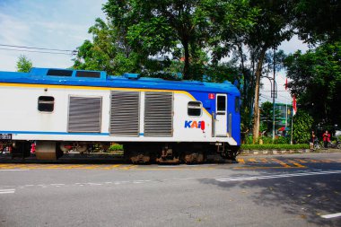 Endonezya, Solo - 1 Ocak 2025: Kai treni Jalan Slamet Riyadi, Solo 'da viraj raylarından geçer.