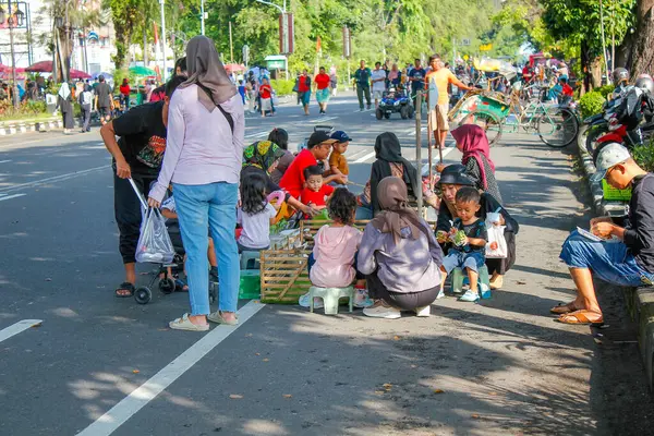 Endonezya, Solo - 1 Haziran 2025: bir grup ebeveyn ve çocuk tavşanlarla oynamakla meşgul.