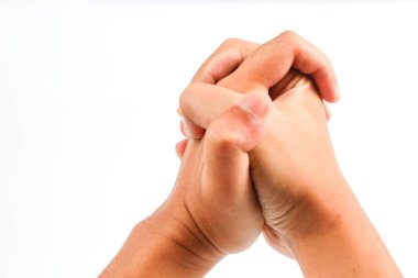 İki elini de sıkıca bağlayıp beyaz arka planda izole bir şekilde dua et.