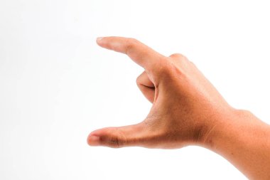 Adamın elleri C harfini oluşturuyor. Beyaz arkaplan izole edilmiş.