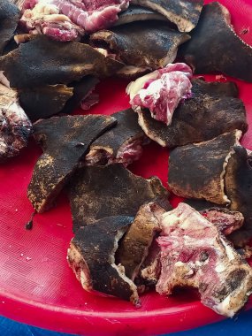 Plastik kapta yanmış inek derisi parçaları.