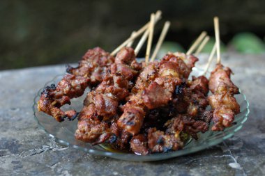 Cam bir tabakta ızgara keçi satayı.