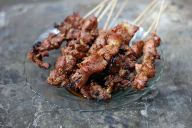 Cam bir tabakta ızgara keçi satayı.