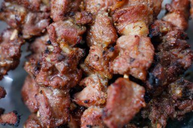 Yenmeye hazır lezzetli keçi satay koleksiyonunu kapat.