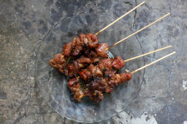 Cam bir tabakta ızgara keçi satayı.