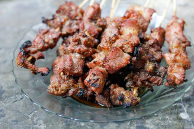 Cam bir tabakta ızgara keçi satayı.