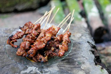 Cam bir tabakta ızgara keçi satayı.