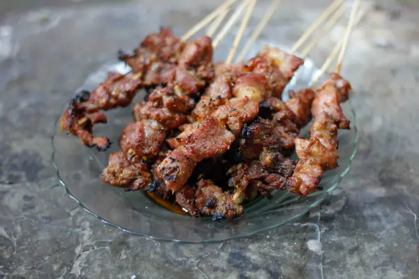 Cam bir tabakta ızgara keçi satayı.