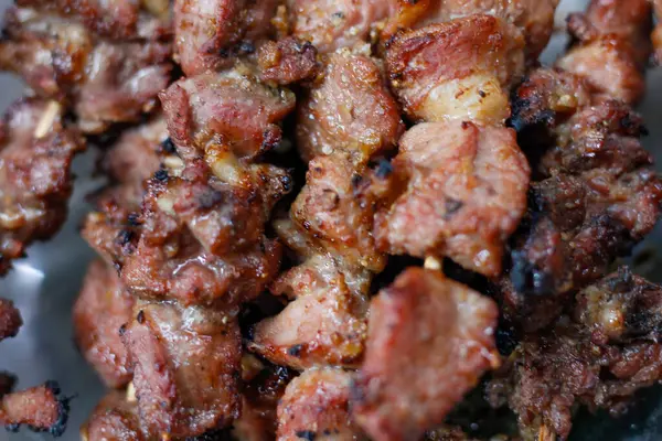 Yenmeye hazır lezzetli keçi satay koleksiyonunu kapat.