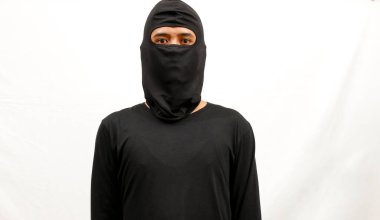 Beyaz arka planda siyah giyinmiş ve maske takmış bir hırsızın portresi.