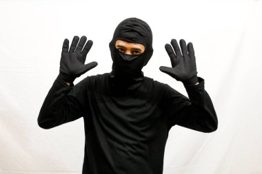 Hırsızı yakalama fikri, beyaz arka planda yakalanan polis tarafından yakalanan hırsız teslim oldu.