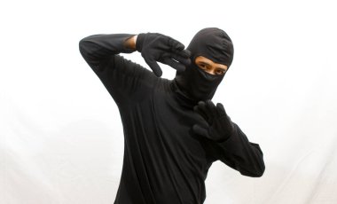 Hırsızı yakalama fikri, beyaz arka planda yakalanan polis tarafından yakalanan hırsız teslim oldu.