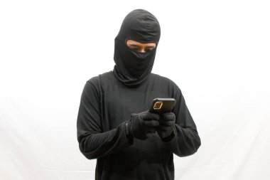 Hırsız beyaz arka planda izole edilmiş akıllı telefonu hackliyor.