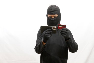 Bilgisayar korsanı kredi kartı tutuyor ve akıllı telefon denge miktarını görünce şok oluyor, izole edilmiş beyaz arka plan