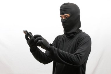 Hırsız beyaz arka planda izole edilmiş akıllı telefonu hackliyor.